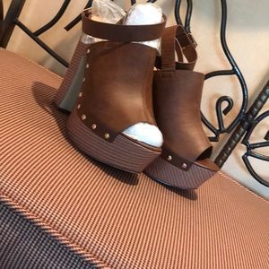 Shoedazzle brown and tan cork screw sandals